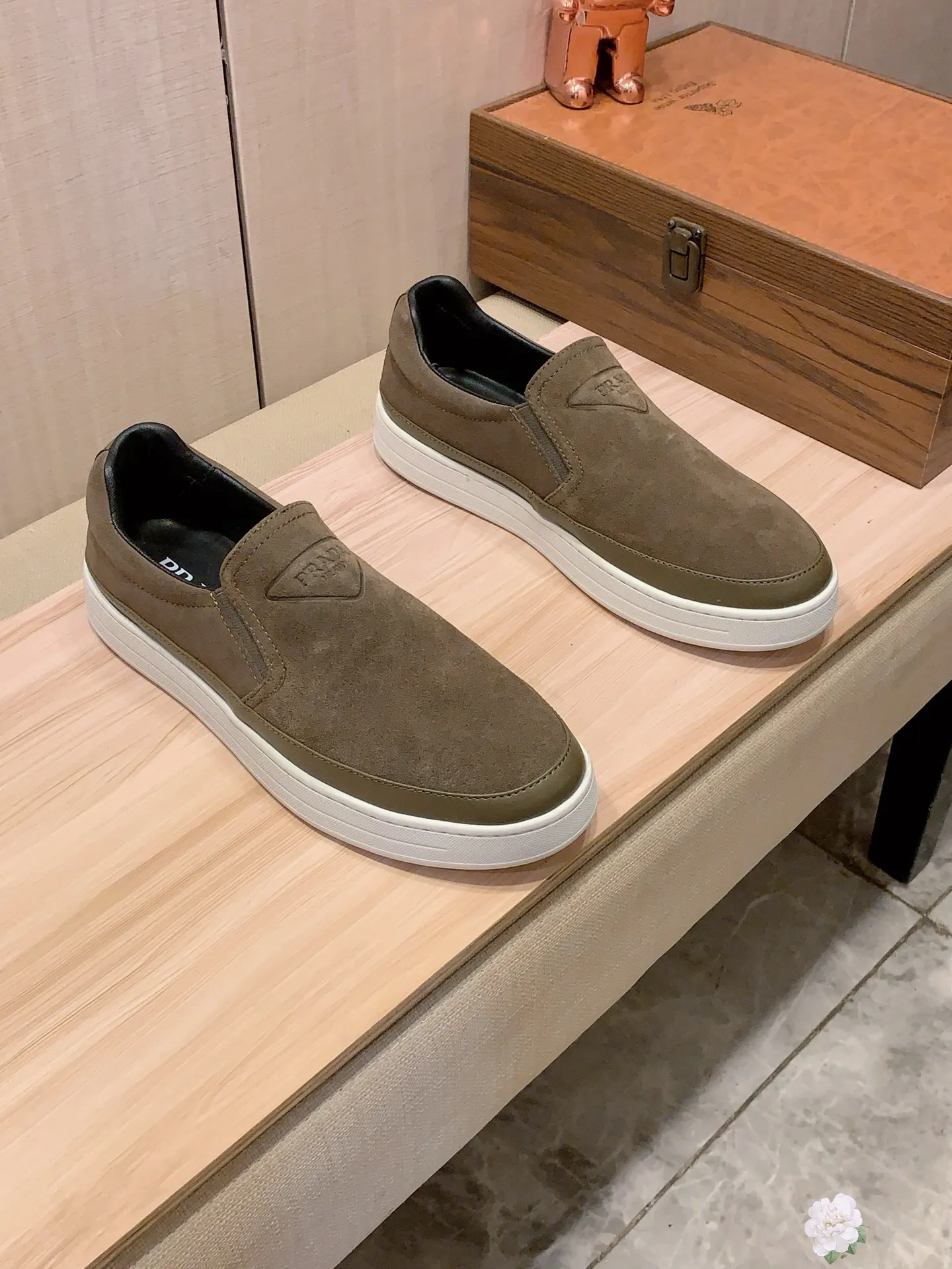 Men's Men's Shoes💰442💰💰🎩🎩[Lightning][Lightning] "PRADA*" The latest and most popular casual shoes, top brand [seduce] luxury ~ purchasing agency, top quality ~. [Strong] The upper is made of imported breathable cowhide with material ➕ breathable sheepskin feet (•) and fine workmanship. The original stylish and stylish soft rubber wear-resistant and non-slip outsole is light and comfortable on the feet. The real thing looks better when photographed. b66: code: 38-44, 4️⃣ colors selected